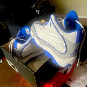 I’m Selling A twice worn Tennis Shoe